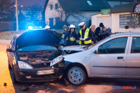Wypadek na skrzyżowaniu ul. Fenikowskiego z Brzechwy 5