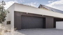 Dom z garażem w bryle budynku – poznaj nowoczesne domy parterowe